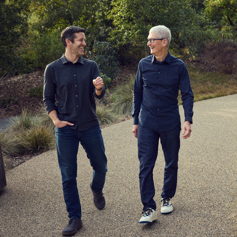 库克和特努斯在 Apple Park